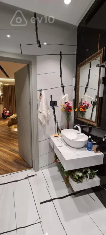 Kirayə verilir 5 otaqlı yeni tikili 250 m²