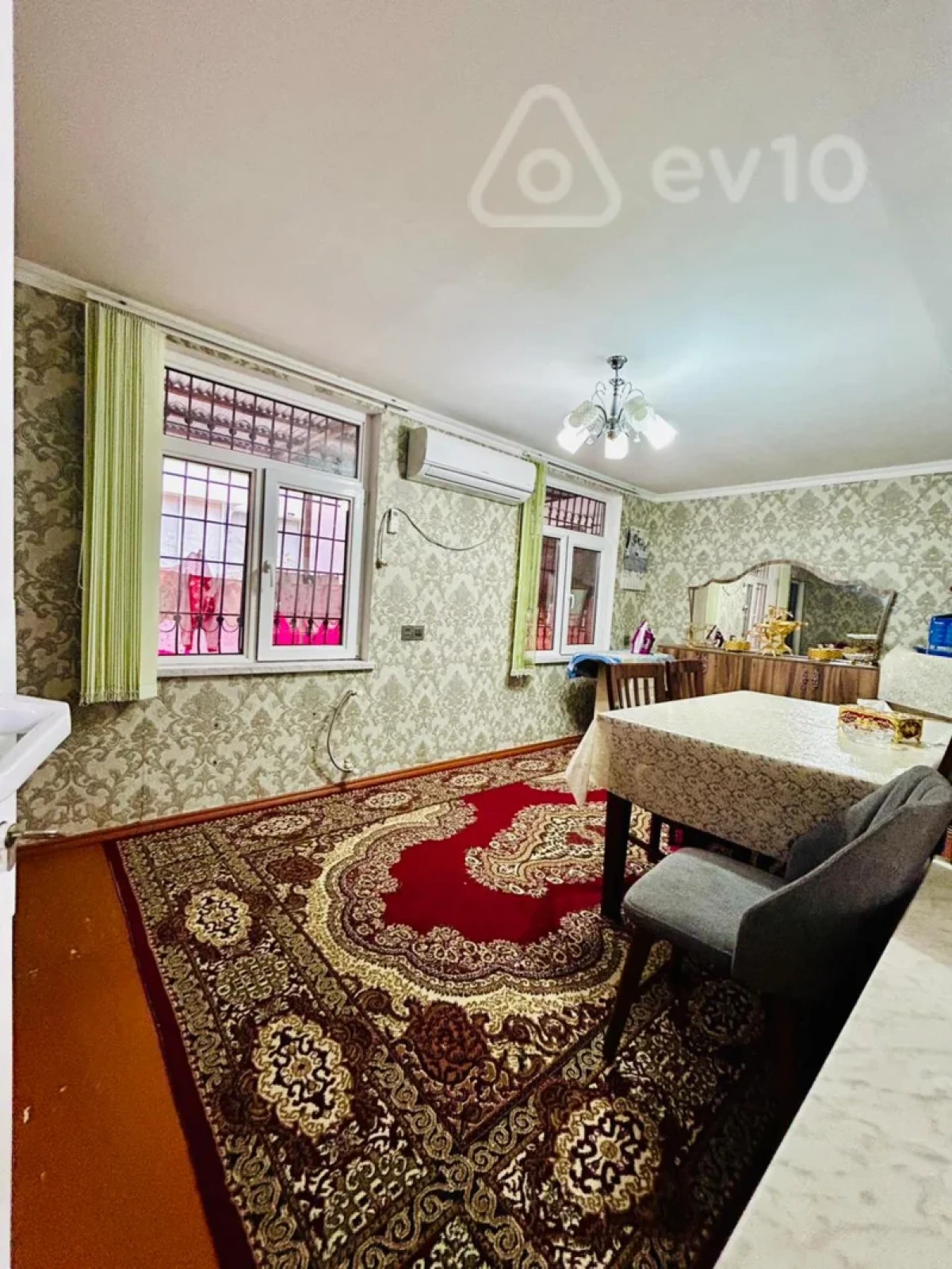 Satılır 4 otaqlı köhnə tikili 110 m²