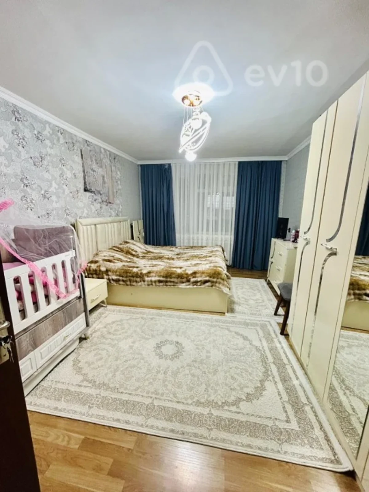 Satılır 4 otaqlı köhnə tikili 110 m²