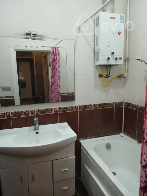 Kirayə verilir 2 otaqlı köhnə tikili 120 m²