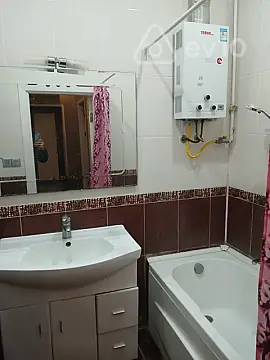 Kirayə verilir 2 otaqlı köhnə tikili 120 m²
