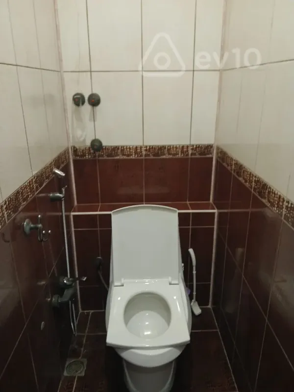 Kirayə verilir 2 otaqlı köhnə tikili 120 m²