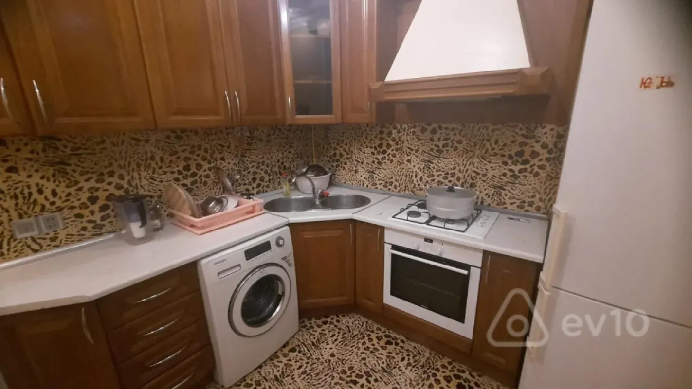 Kirayə verilir 2 otaqlı köhnə tikili 120 m²