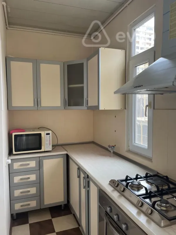 Kirayə verilir 3 otaqlı köhnə tikili 100 m²