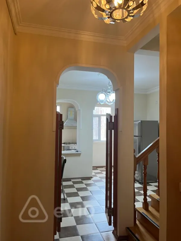 Kirayə verilir 3 otaqlı köhnə tikili 100 m²