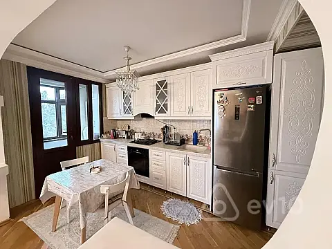 Satılır 2 otaqlı köhnə tikili 65 m²