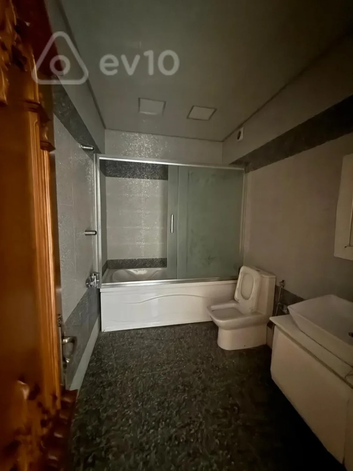 Kirayə verilir 3 otaqlı yeni tikili 165 m²