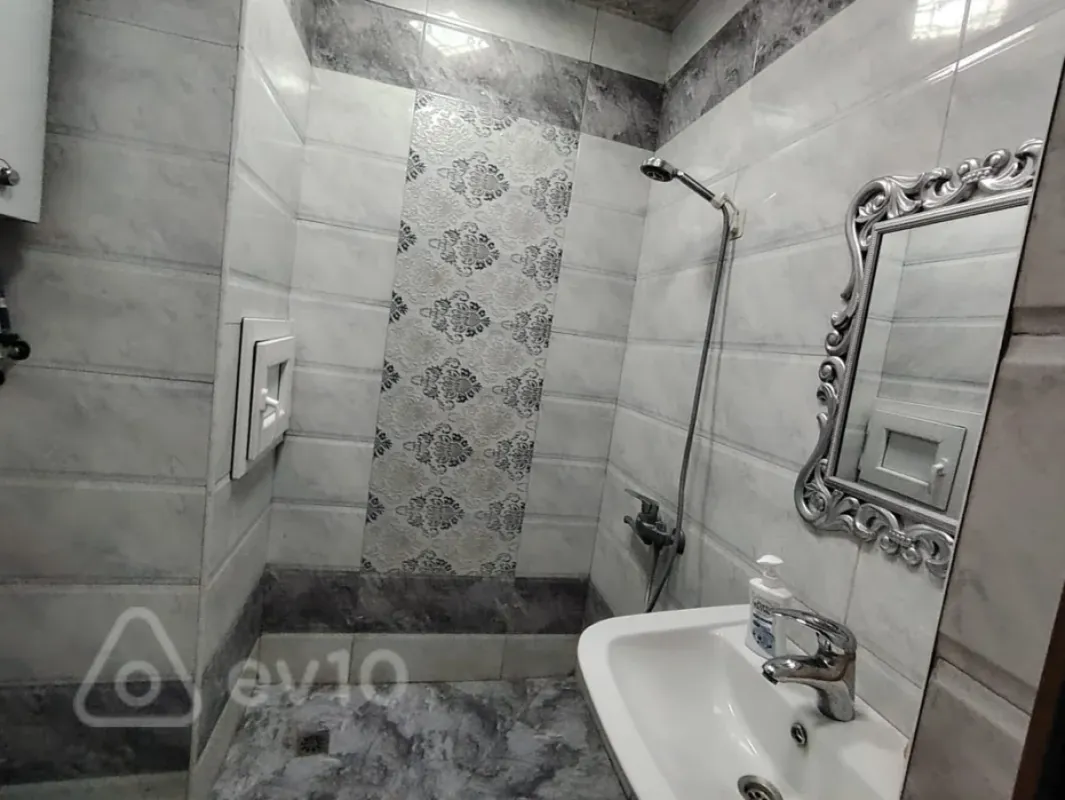 Kirayə verilir 3 otaqlı köhnə tikili 65 m²