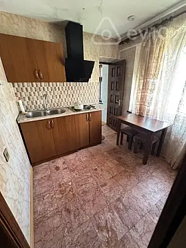 Kirayə verilir 4 otaqlı köhnə tikili 100 m²