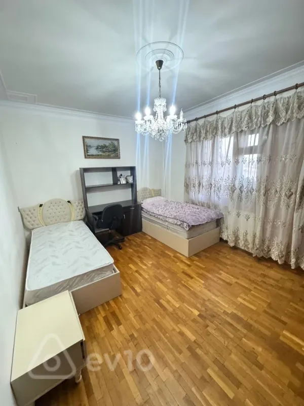Kirayə verilir 4 otaqlı köhnə tikili 100 m²
