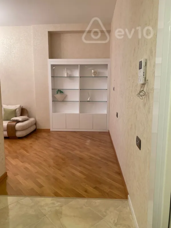 Kirayə verilir 2 otaqlı yeni tikili 70 m²