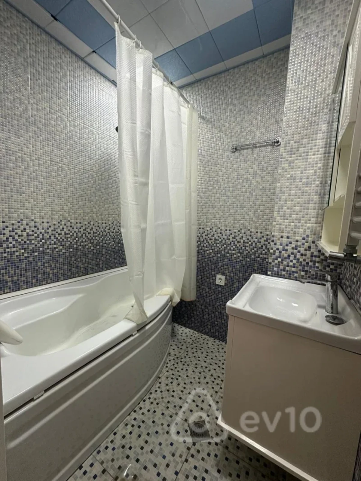 Kirayə verilir 2 otaqlı yeni tikili 87 m²