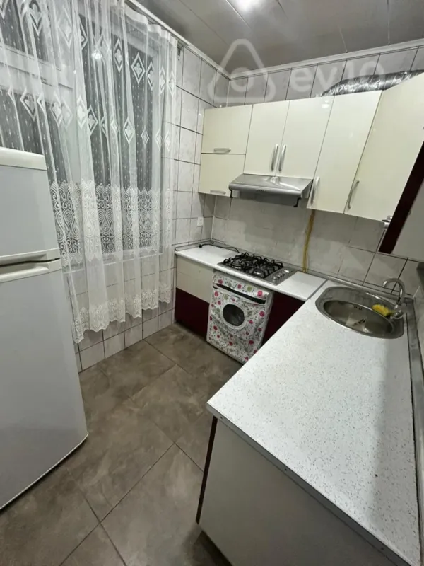 Kirayə verilir 2 otaqlı köhnə tikili 50 m²