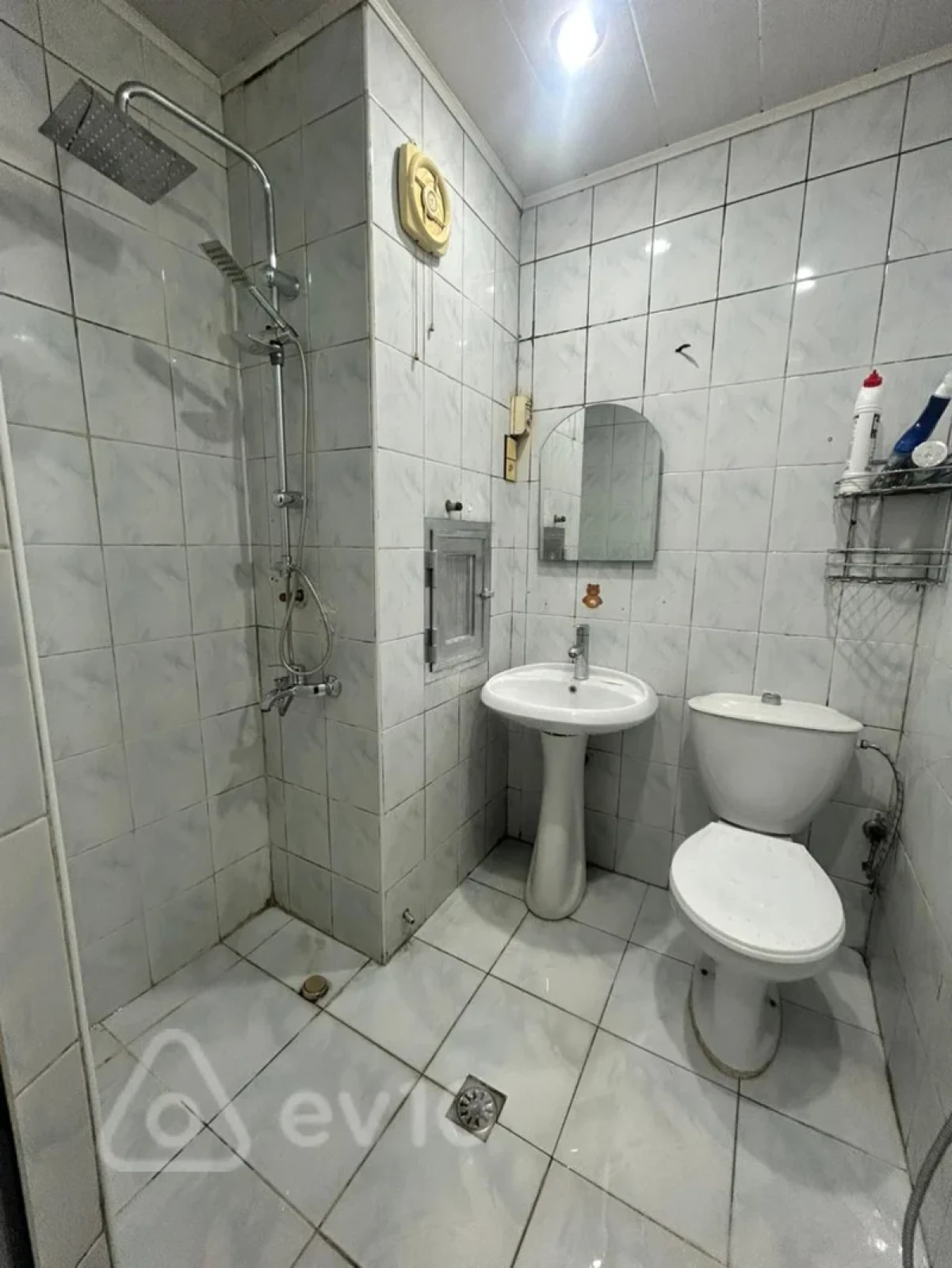 Kirayə verilir 2 otaqlı köhnə tikili 50 m²