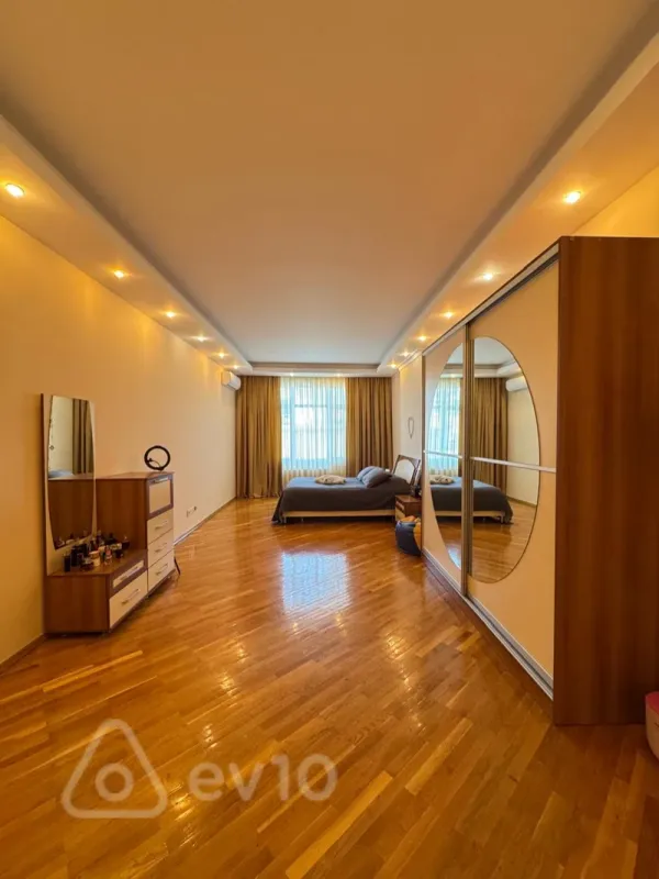Satılır 4 otaqlı yeni tikili 230 m²