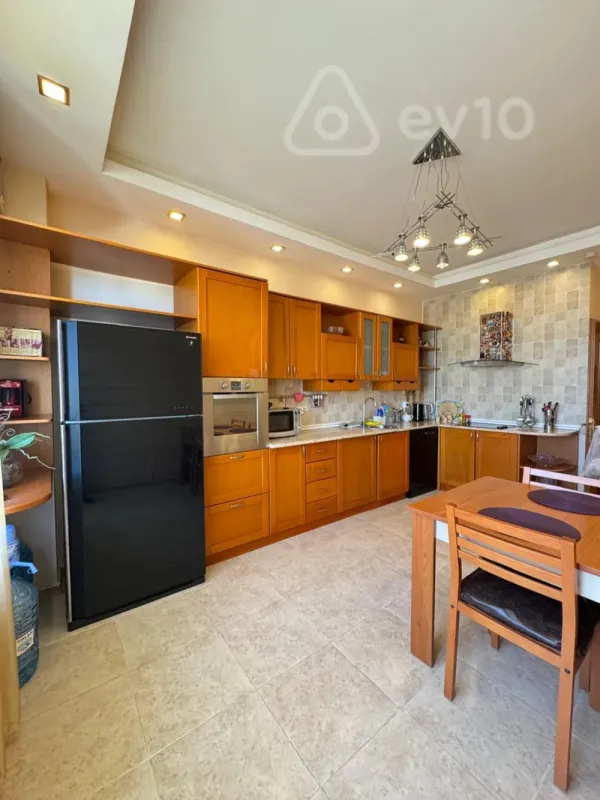 Satılır 4 otaqlı yeni tikili 230 m²