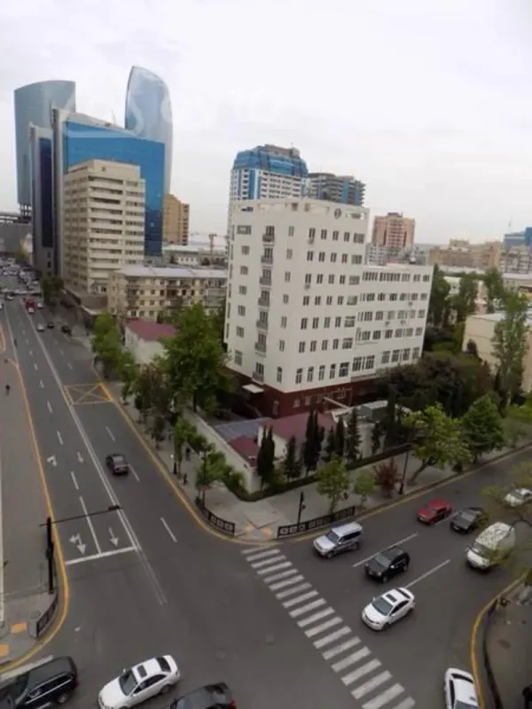 Kirayə verilir 4 otaqlı yeni tikili 200 m²