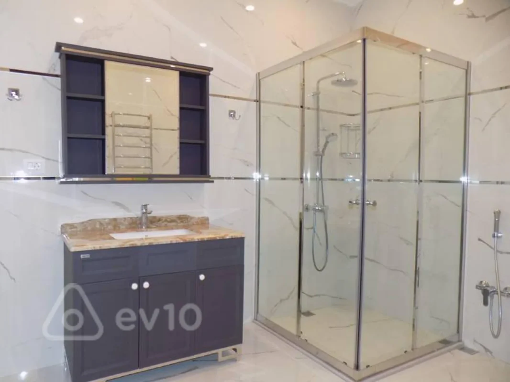 Kirayə verilir 4 otaqlı yeni tikili 200 m²