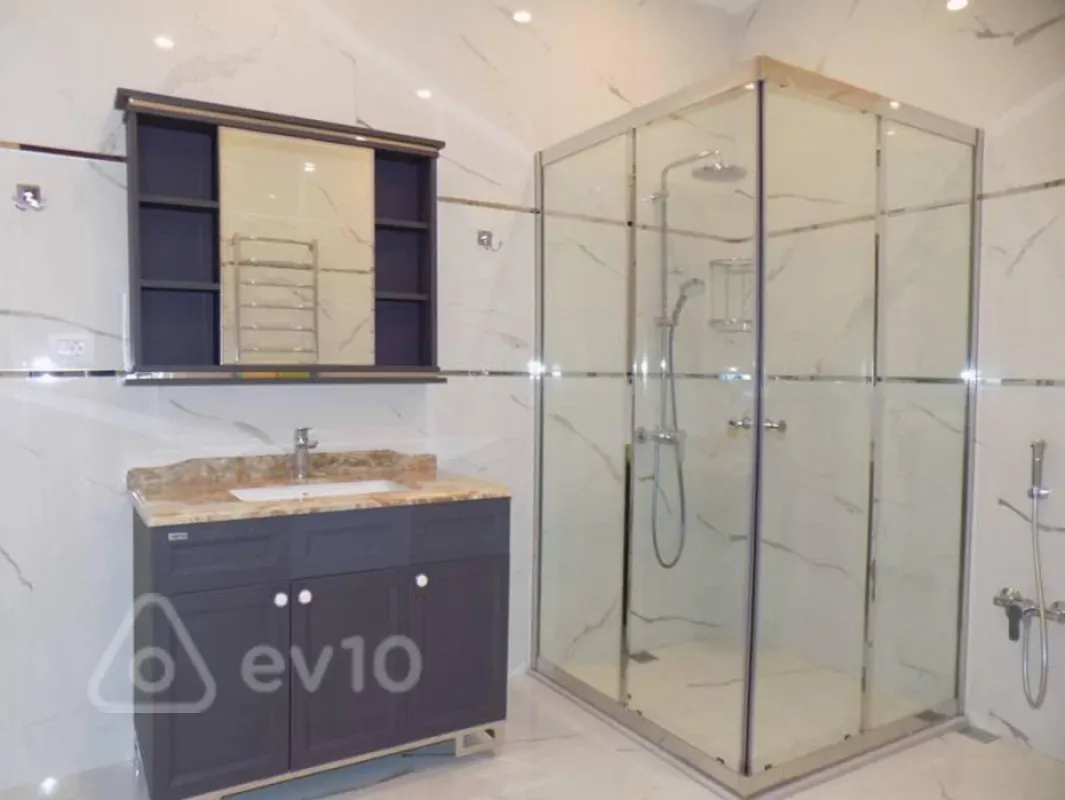 Kirayə verilir 4 otaqlı yeni tikili 200 m²