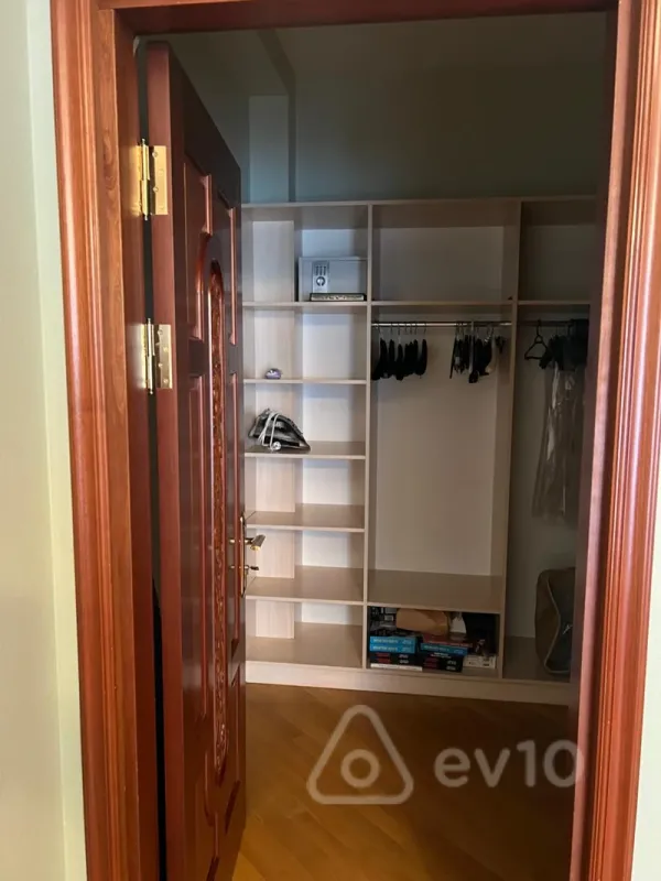 Kirayə verilir 4 otaqlı yeni tikili 185 m²