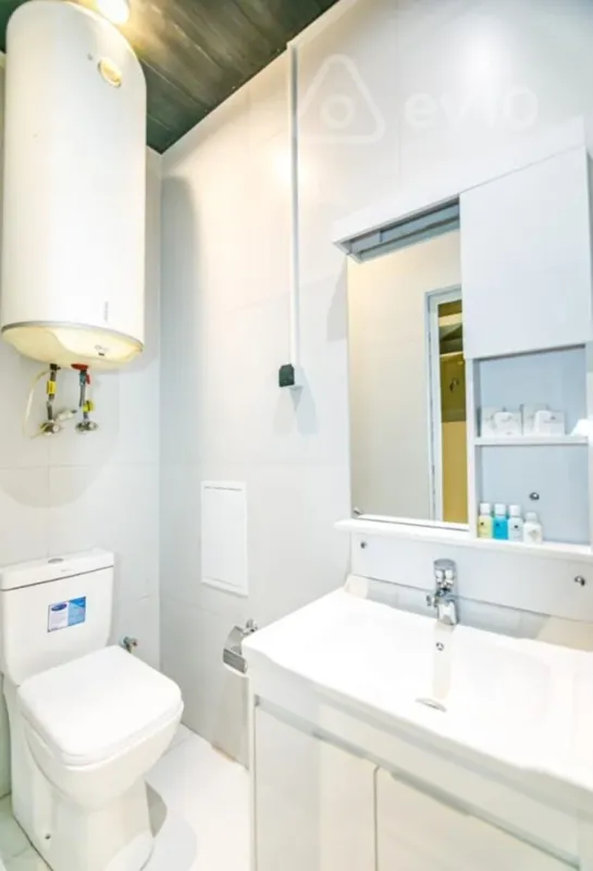 Kirayə verilir 2 otaqlı köhnə tikili 472 m²