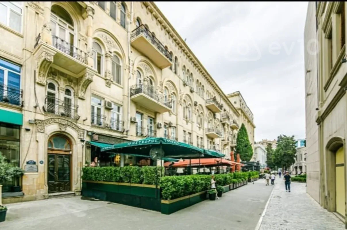 Kirayə verilir 2 otaqlı köhnə tikili 472 m²