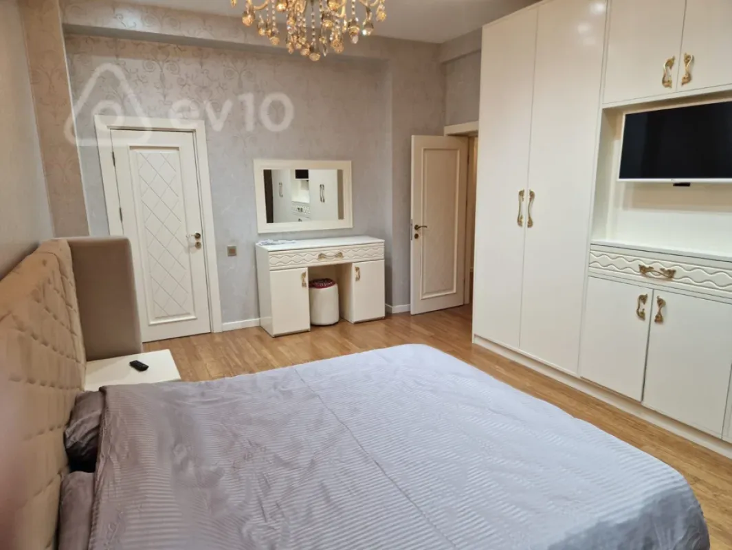 Kirayə verilir 4 otaqlı yeni tikili 180 m²