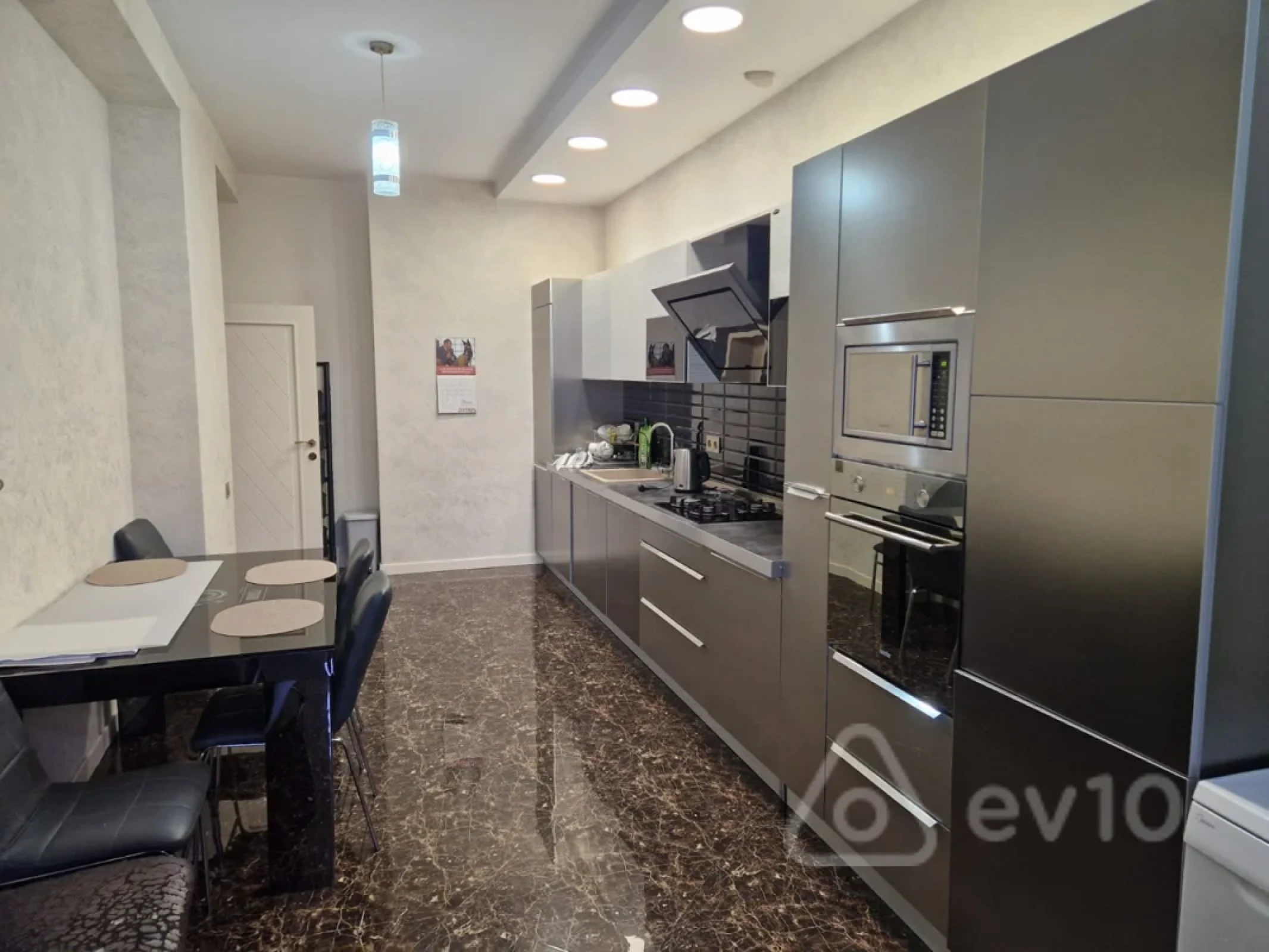 Kirayə verilir 4 otaqlı yeni tikili 180 m²