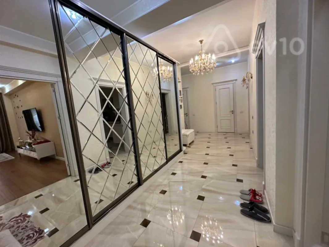 Kirayə verilir 3 otaqlı yeni tikili 170 m²