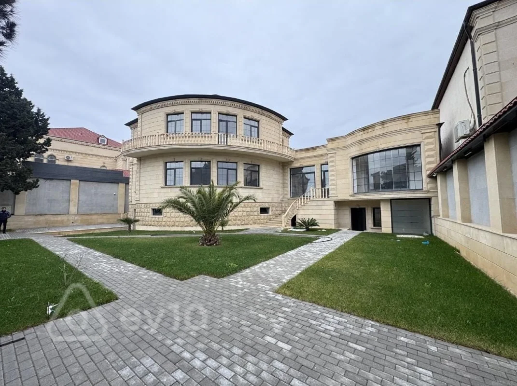 Satılır 8 otaqlı həyət evi 369.6 m²