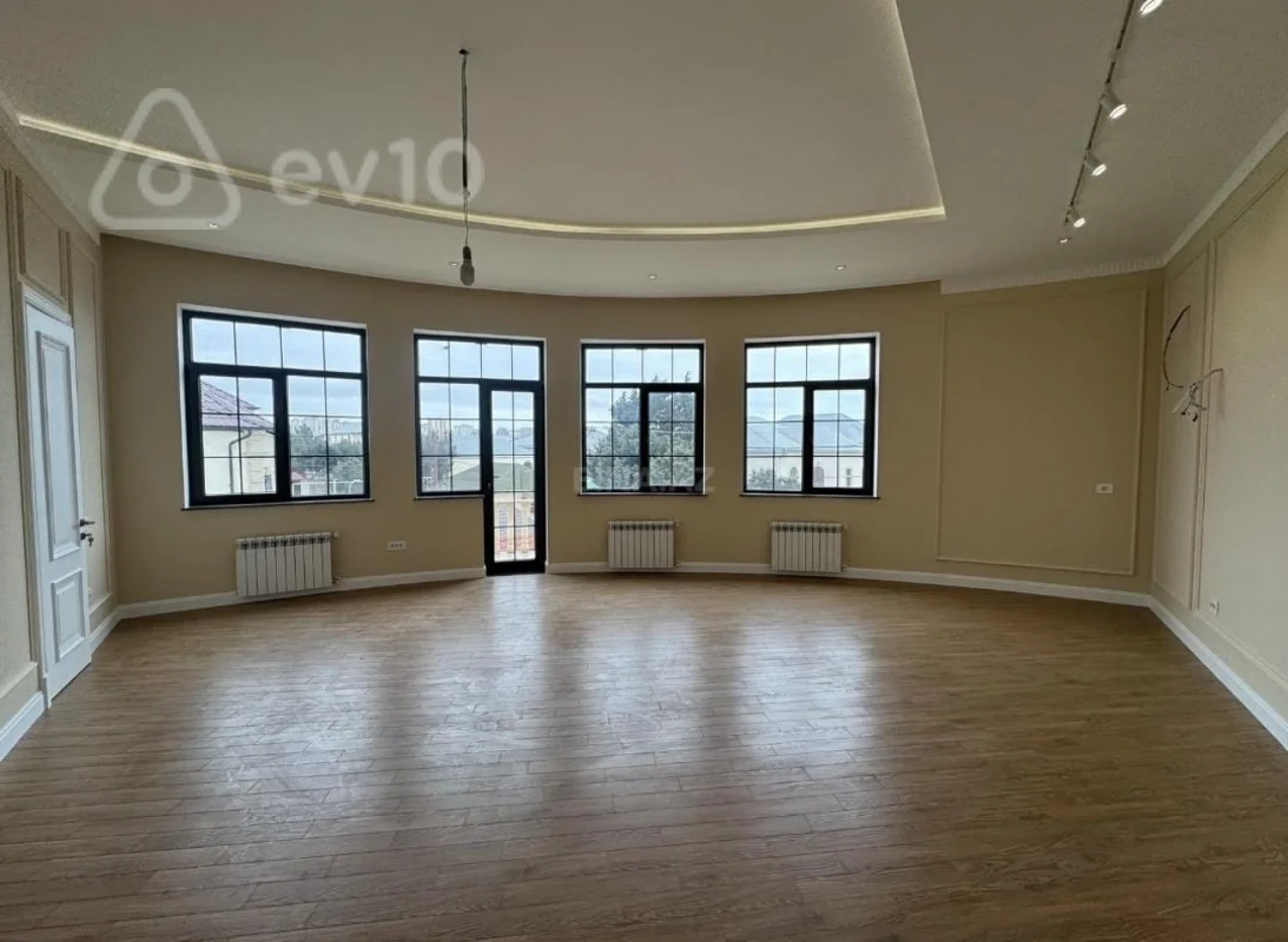 Satılır 8 otaqlı həyət evi 369.6 m²