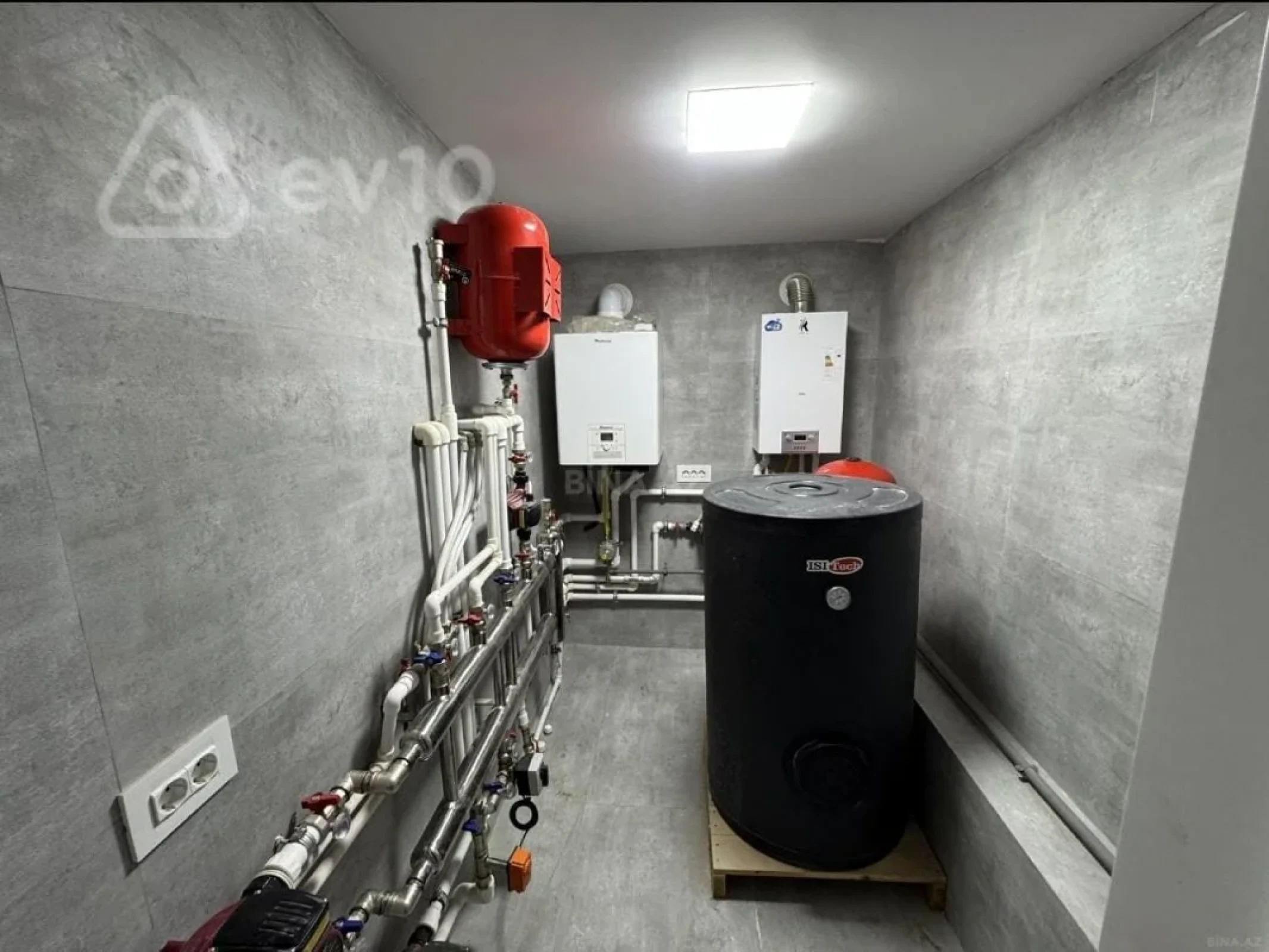 Satılır 8 otaqlı həyət evi 369.6 m²