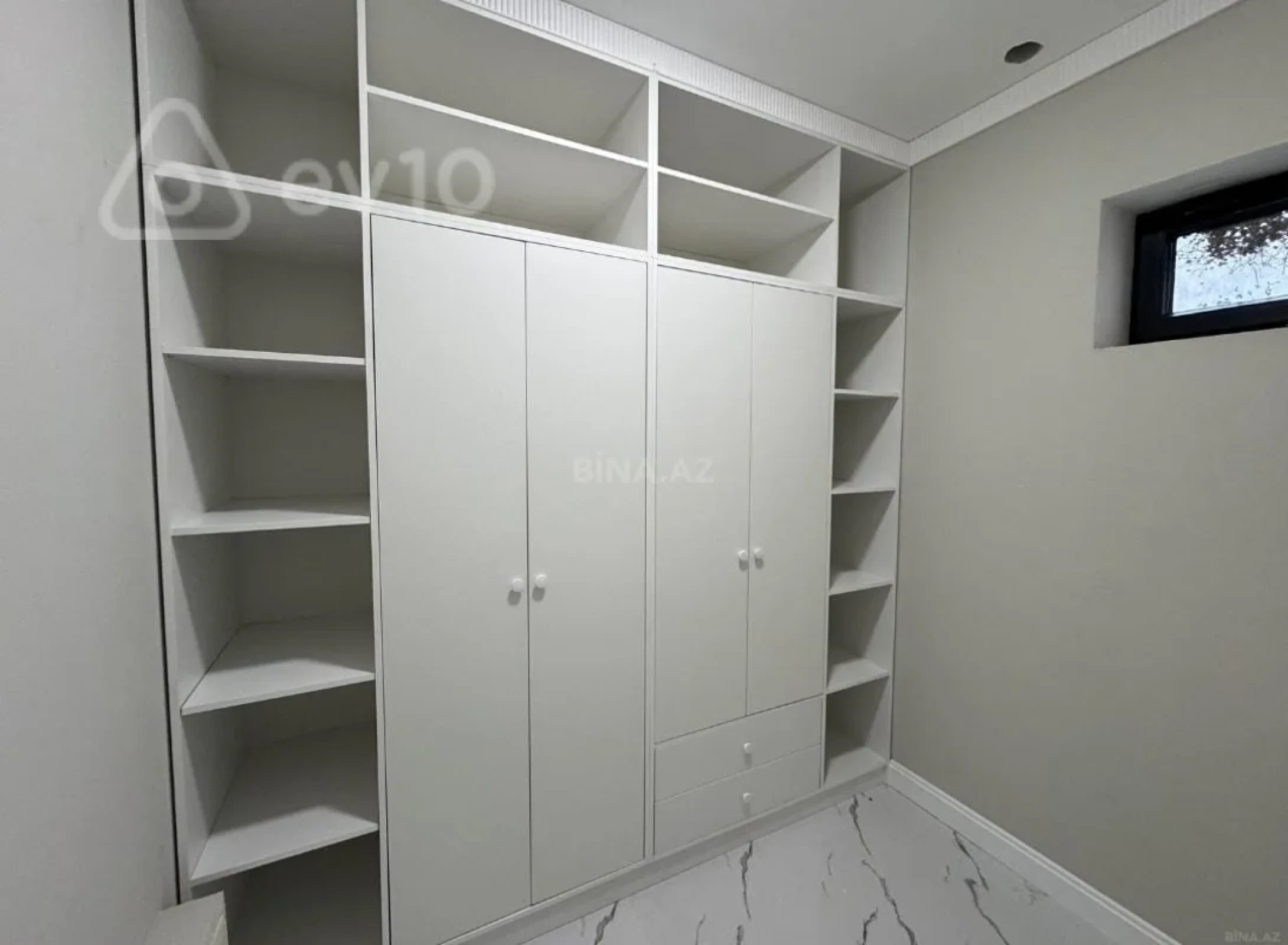 Satılır 8 otaqlı həyət evi 369.6 m²