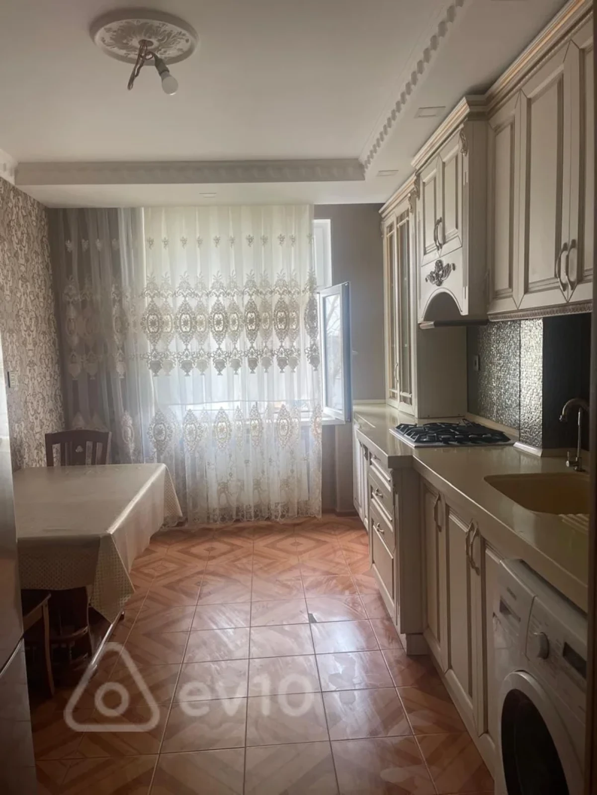Kirayə verilir 3 otaqlı köhnə tikili 130 m²