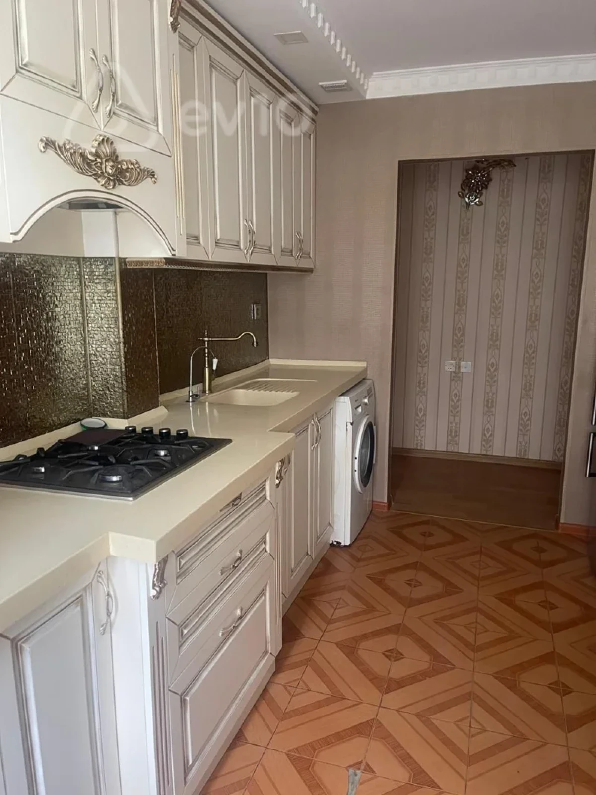 Kirayə verilir 3 otaqlı köhnə tikili 130 m²
