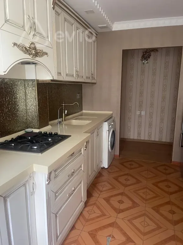 Kirayə verilir 3 otaqlı köhnə tikili 130 m²
