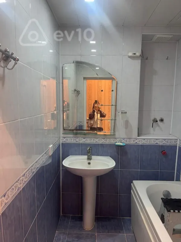 Kirayə verilir 3 otaqlı köhnə tikili 130 m²