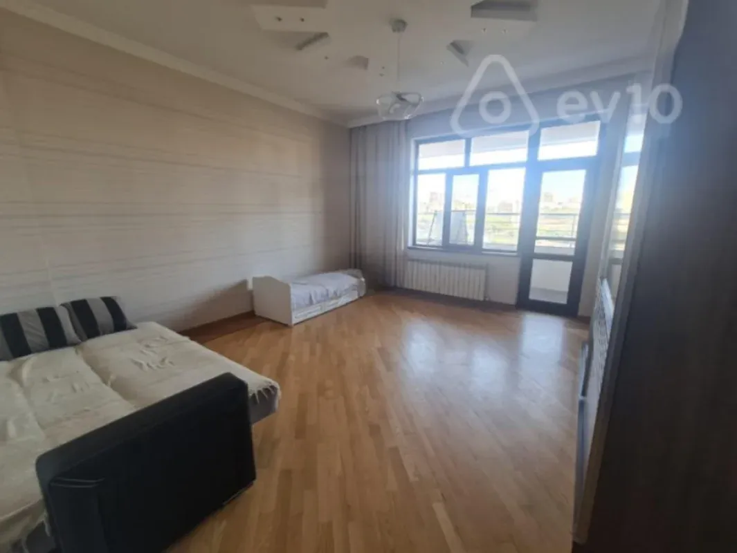 Kirayə verilir 3 otaqlı yeni tikili 155 m²