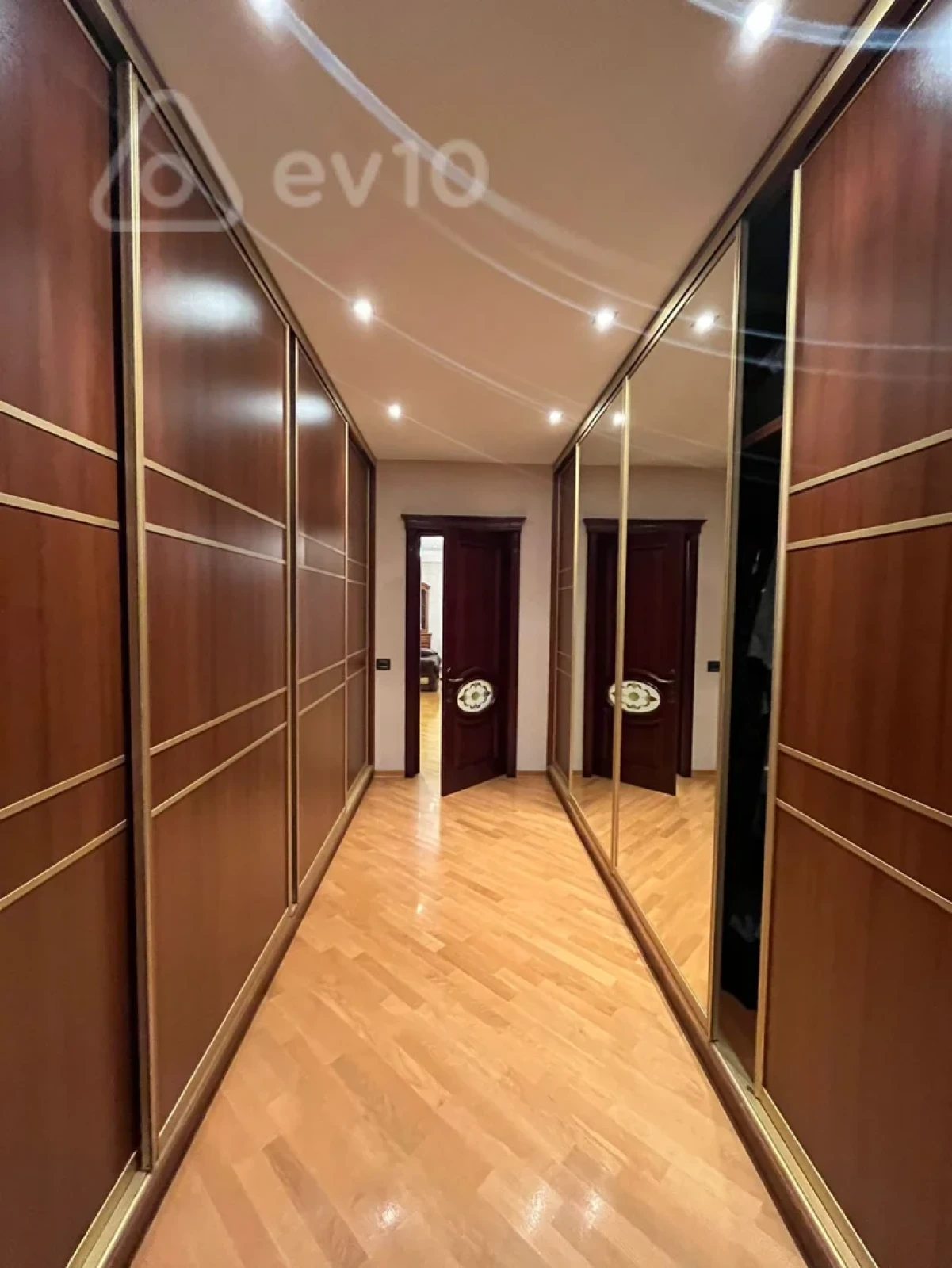 Satılır 4 otaqlı yeni tikili 225 m²