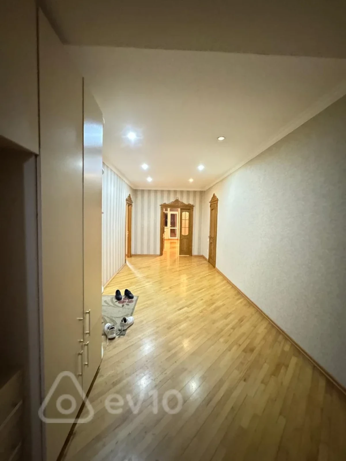 Kirayə verilir 3 otaqlı yeni tikili 167 m²