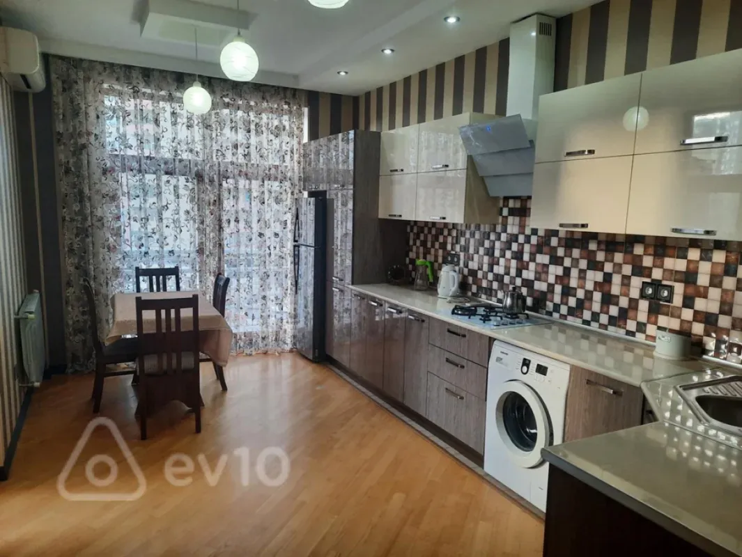 Kirayə verilir 3 otaqlı yeni tikili 138 m²