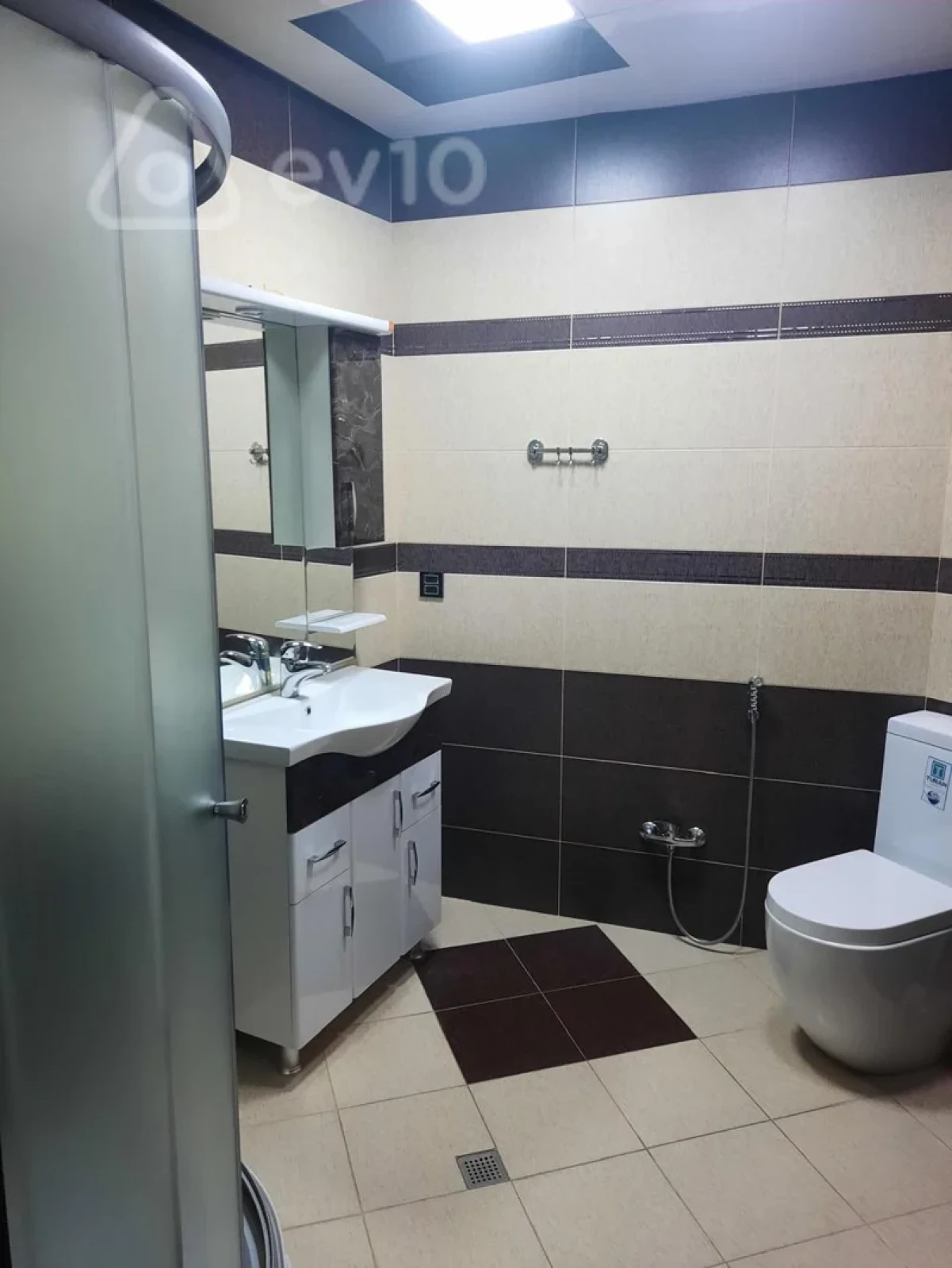 Kirayə verilir 3 otaqlı yeni tikili 138 m²