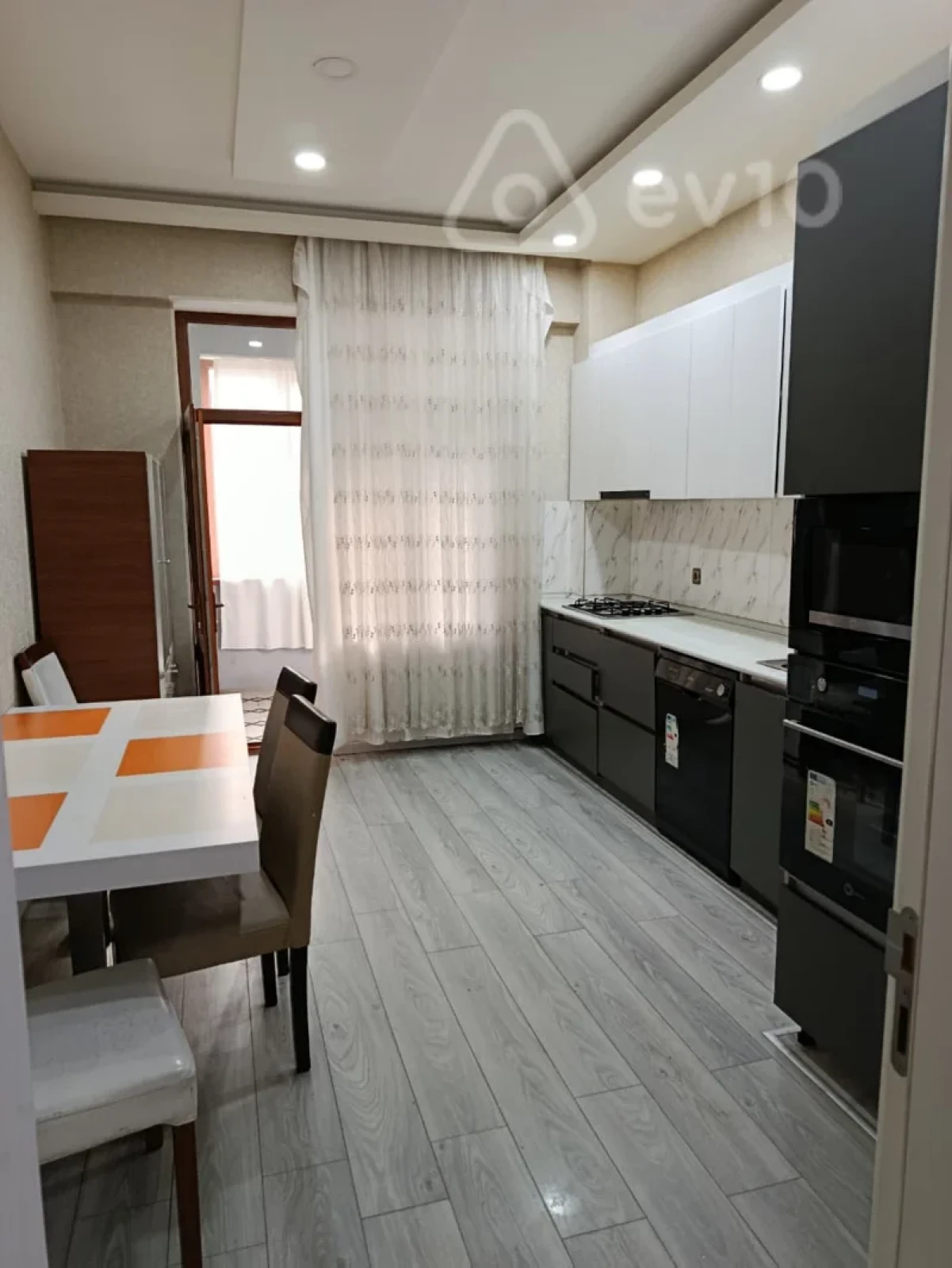 Kirayə verilir 3 otaqlı yeni tikili 110 m²