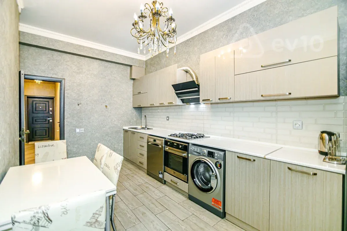 Kirayə verilir 3 otaqlı yeni tikili 136 m²