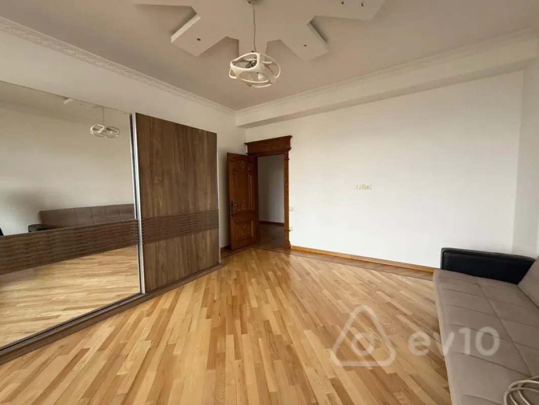 Kirayə verilir 3 otaqlı yeni tikili 155 m²