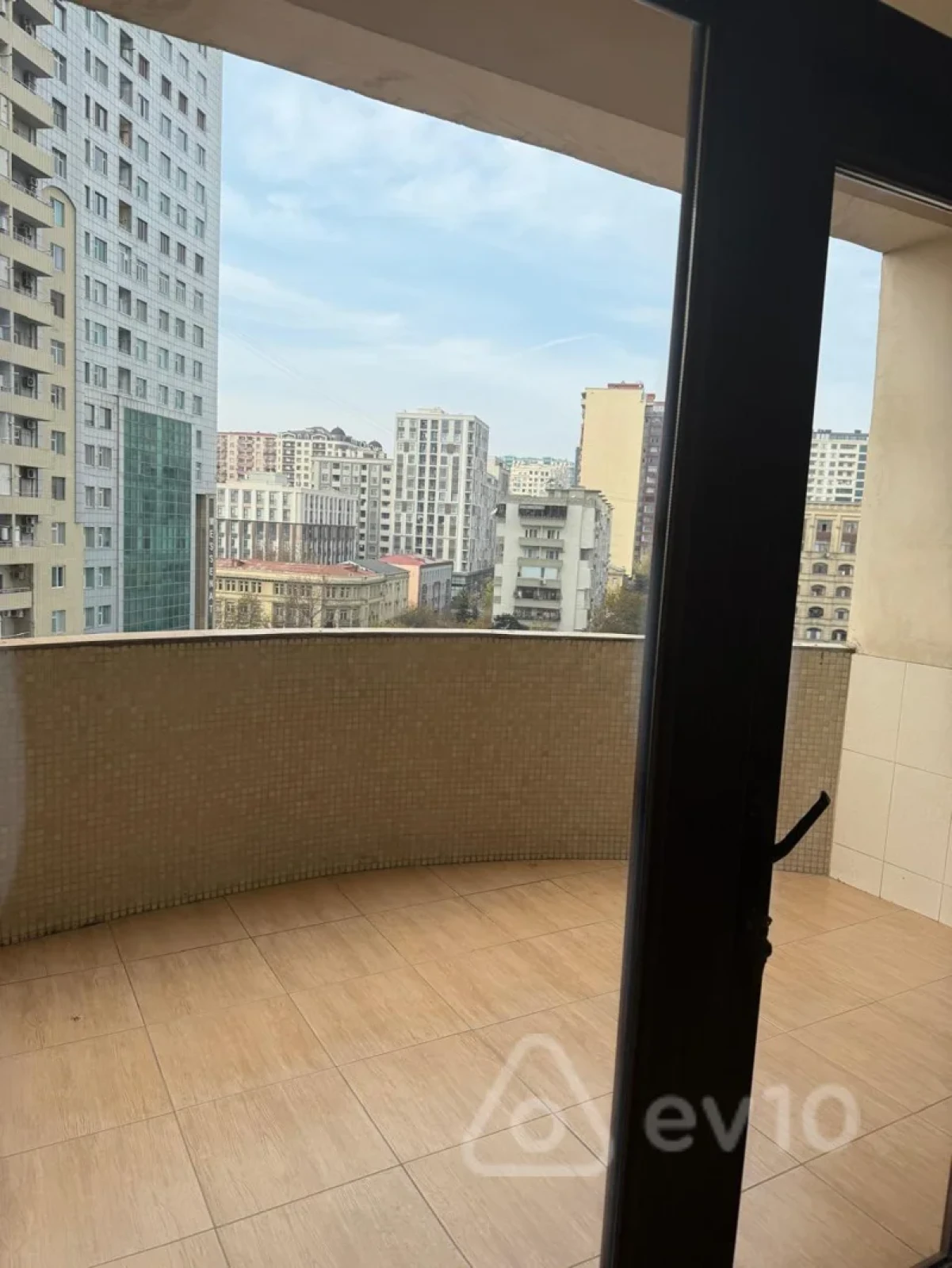 Kirayə verilir 3 otaqlı yeni tikili 155 m²