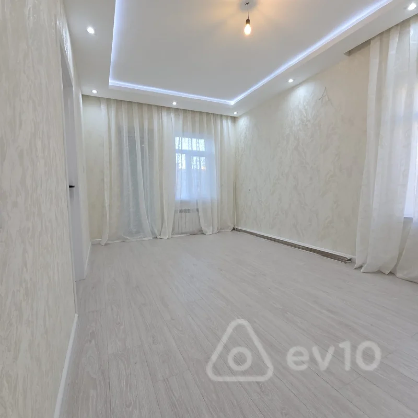 Satılır 2 otaqlı köhnə tikili 42 m²
