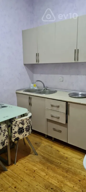 Kirayə verilir 2 otaqlı köhnə tikili 45 m²
