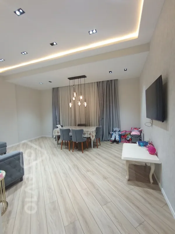 Kirayə verilir 3 otaqlı yeni tikili 142 m²