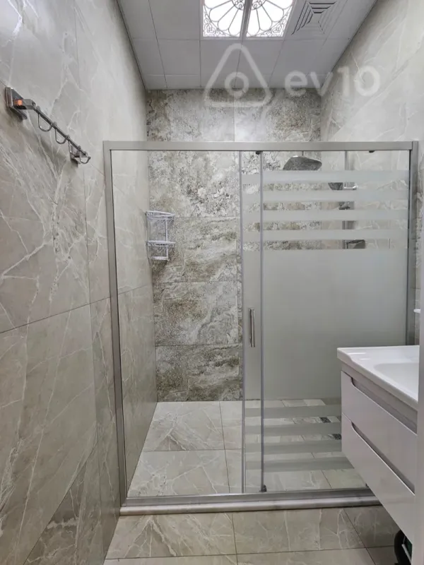 Kirayə verilir 3 otaqlı yeni tikili 142 m²